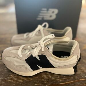 Description
Brand new New balance (327) size 13 kids.